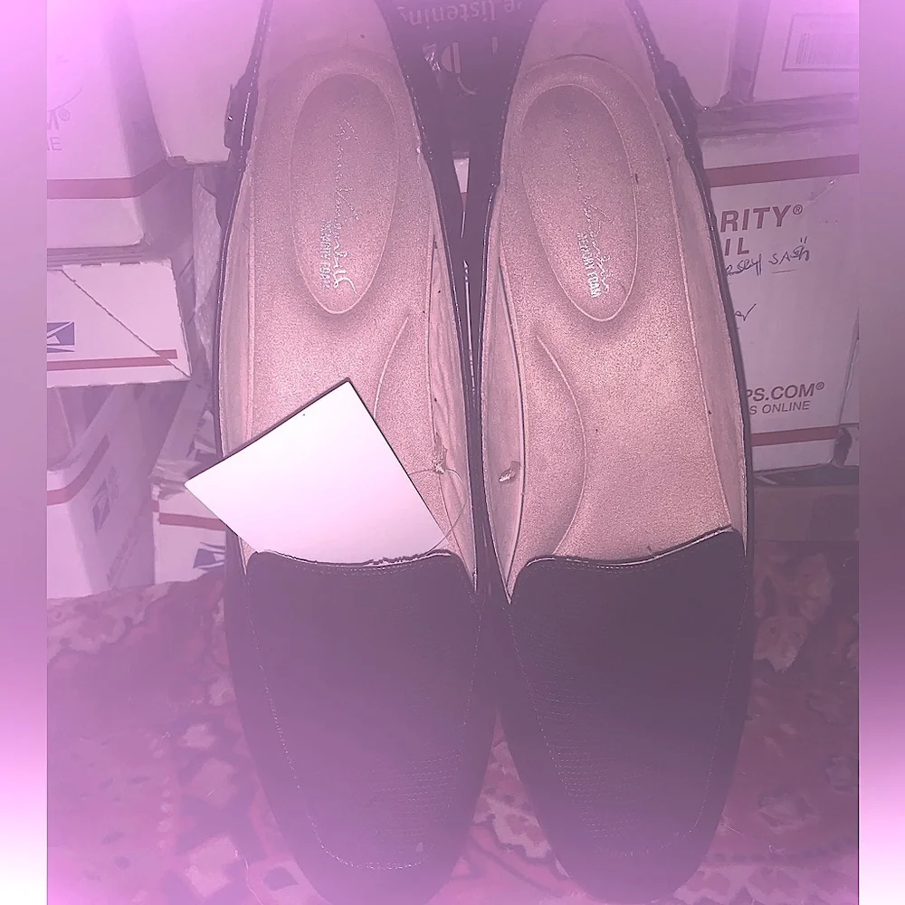 GLORIA VANDERBILT Marjorie Loafers Flats, Black Pebble NEW NIB memory foam 9.5 M